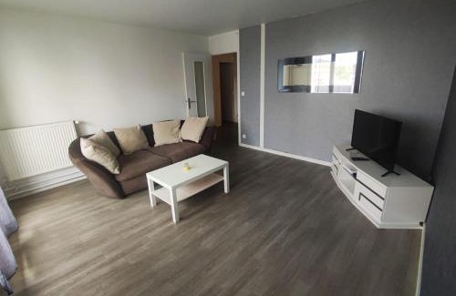 Pont-de-Cheruy Apartment | Discover L'appart de la tour T4: Family-Friendly Retreat