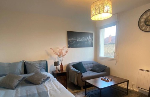 Les Mureaux Apartment | Comfortable L'Appart Sympa with Kitchen Near the Station
