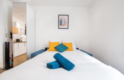 Richebourg - Saint-Clement Apartment | Family-Friendly L'Appartement des Ducs with Double Bathtub