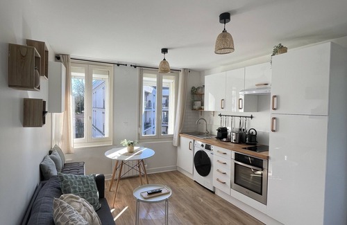 Douai Apartment | Cozy L'Appartement Green Wood: Guest Rated 10/10 in Center