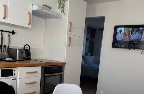Douai Apartment | Cozy L'Appartement Green Wood: Guest Rated 10/10 in Center
