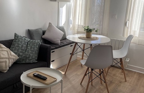 Douai Apartment | Cozy L'Appartement Green Wood: Guest Rated 10/10 in Center