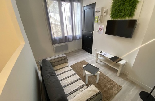 Fontaine Lestang-Bagatelle-Papus-Tabar-Bordelongue Apartment | Modern L'Arène: Chic T1bis Near Metro with Breakfast