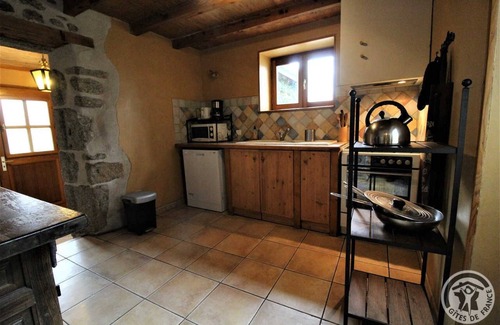Quinsonnas House | Cozy L'Arbre Gîte in Messimy: Pet-Friendly with Spa Access