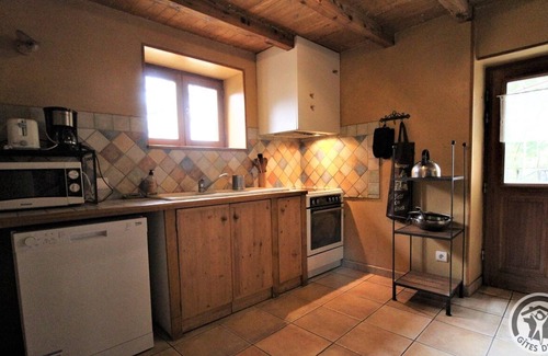 Quinsonnas House | Cozy L'Arbre Gîte in Messimy: Pet-Friendly with Spa Access
