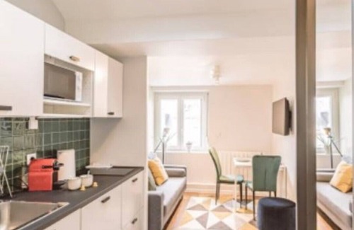 Courlancy Apartment | Stay at L'arc en ciel, Overlooking the Cathedral with Breakfast