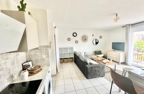 Panazol Apartment | Cozy L'Arsène: Oceanfront Retreat with Terrace Access