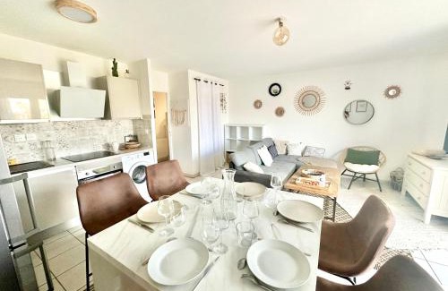 Panazol Apartment | Cozy L'Arsène: Oceanfront Retreat with Terrace Access