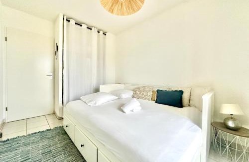 Panazol Apartment | Cozy L'Arsène: Oceanfront Retreat with Terrace Access