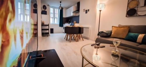 Villefranche-de-Rouergue Apartment | Perfect Retreat at L'Art Déco: Wifi, Netflix & Pet-Friendly