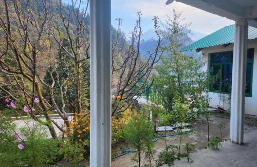 Tosh Hotel | Cozy L'Ashrum Cafe & Inn: Pet Friendly with Great Dining