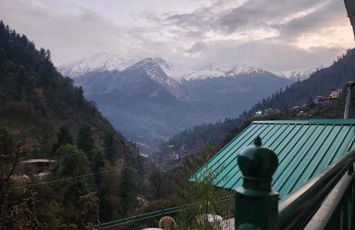 Tosh Hotel | Cozy L'Ashrum Cafe & Inn: Pet Friendly with Great Dining