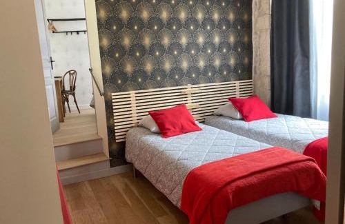 Corcelles-les-Arts Apartment | Discover L'Atelier 1: Guests Love Our Restaurant & Service!