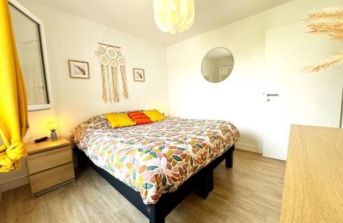 Lanester Apartment | Elegant L'atelier Chic: Balcony, Wifi & Netflix Awaits