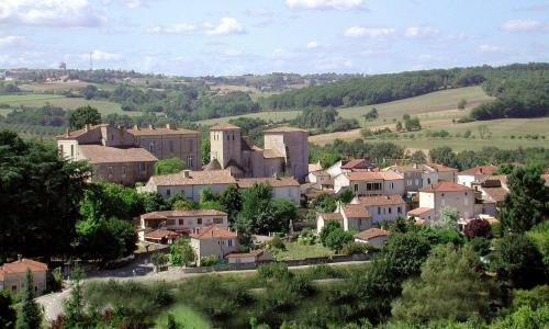Aubiac Bed & Breakfast | Cozy L'Atelier d'Aubiac: Pet-Friendly Family Getaway