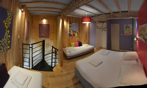 Aubiac Bed & Breakfast | Cozy L'Atelier d'Aubiac: Pet-Friendly Family Getaway