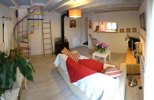 Aubiac Bed & Breakfast | Cozy L'Atelier d'Aubiac: Pet-Friendly Family Getaway