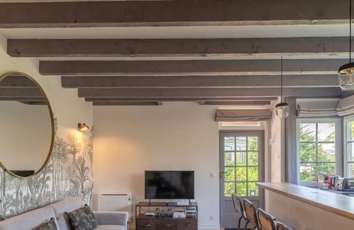 Honfleur Cottage | Relaxing Retreat at L'Atelier with Shared Garden in Honfleur