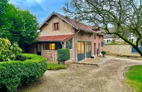 Aumont-en-Halatte Bed & Breakfast | Beachfront Bliss at L'Atelier des Magnolias - Rated 9.5/10