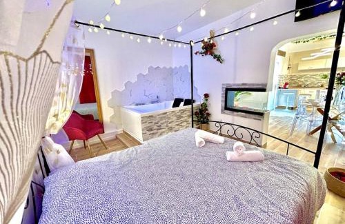 Sens Apartment | Indulge at L’atelier des rêves with Hot Tub & Dining