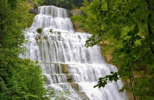 Clairvaux-les-Lacs Apartment | Charming Stay at L'Atelier du Peintre - Rated 9/10!