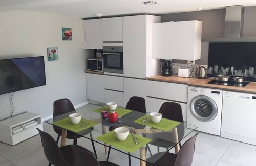 Mont-Dol Cottage | Cozy L'atelier Gîte Apartment with Kitchen & Breakfast
