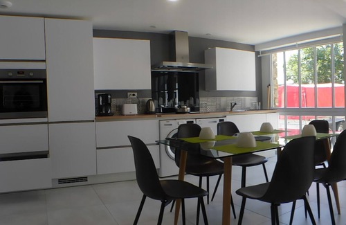 Mont-Dol Cottage | Cozy L'atelier Gîte Apartment with Kitchen & Breakfast