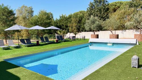 Montauban Villa | Experience L'atelier Insolite with Oceanfront Pool Access