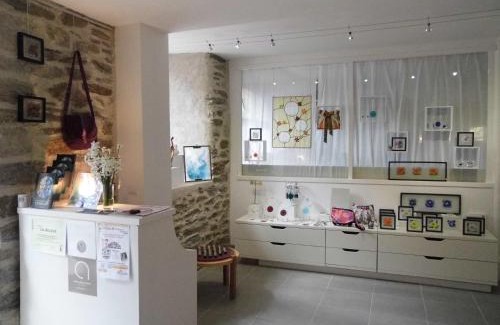 Bagnols-les-Bains Bed & Breakfast | Budget-Friendly Stay at L'Atelier S with Family Amenities