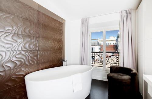 Cannes City Centre Apartment | Artistic Retreat at L'attique des Artistes - 4-Star Stay
