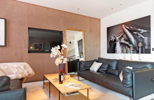 Cannes City Centre Apartment | Artistic Retreat at L'attique des Artistes - 4-Star Stay