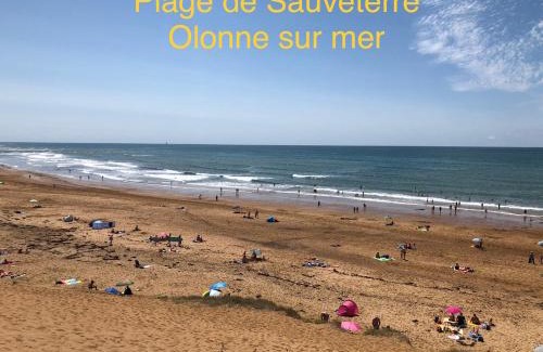 LʼIle-dʼOlonne Bed & Breakfast | Unforgettable Stay at L Atypique: Rated 10/10 with Breakfast