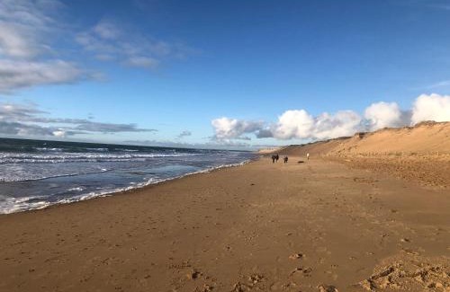 LʼIle-dʼOlonne Bed & Breakfast | Unforgettable Stay at L Atypique: Rated 10/10 with Breakfast