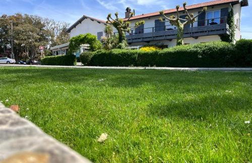 Soustons Hotel | Relax at L'Auberge de la Pointe - Family-Friendly Retreat