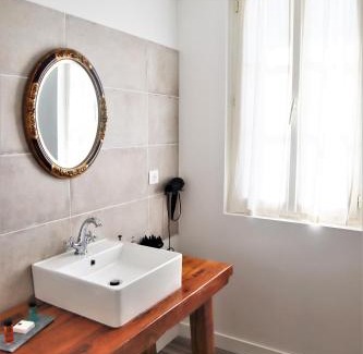 Rochecorbon Bed & Breakfast | Family-Friendly Retreat at L'Auberge du Croissant