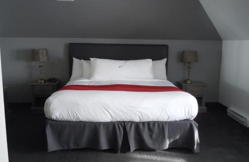 Mauricie Hotel | Delightful L'Auberge Du Lac St-Pierre with Pool & Hot Tub
