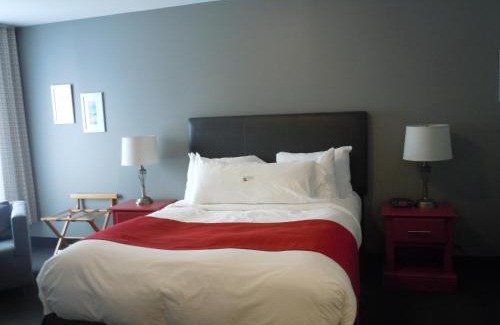 Mauricie Hotel | Delightful L'Auberge Du Lac St-Pierre with Pool & Hot Tub