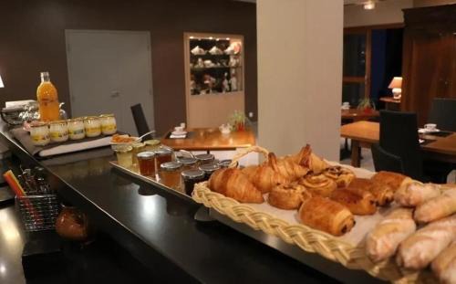Chavanoz Hotel | Discover L'Auberge du Rhone: Pet-Friendly Retreat with Dining