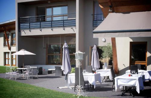 Chavanoz Hotel | Discover L'Auberge du Rhone: Pet-Friendly Retreat with Dining