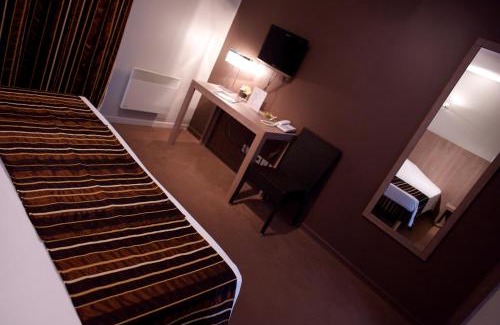 Chavanoz Hotel | Discover L'Auberge du Rhone: Pet-Friendly Retreat with Dining