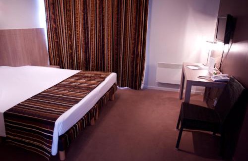 Chavanoz Hotel | Discover L'Auberge du Rhone: Pet-Friendly Retreat with Dining