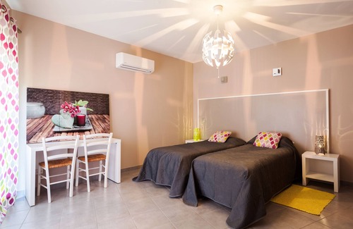 Saint-Hippolyte-du-Fort Hotel | Exceptional L'Auberge Cigaloise: Pool, Restaurant & More