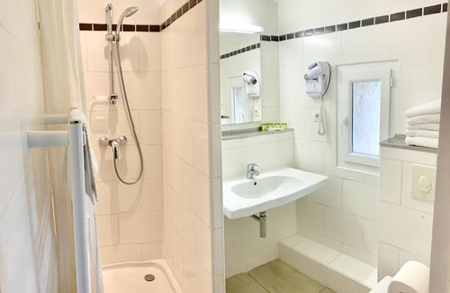 Saint-Hippolyte-du-Fort Hotel | Exceptional L'Auberge Cigaloise: Pool, Restaurant & More