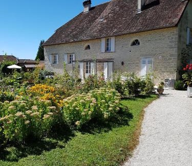 Liesle House | Pet-Friendly Retreat L'Aumônerie with Family Amenities