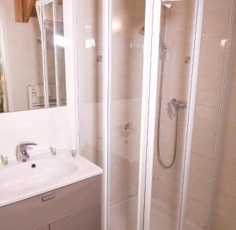 Cessenaz Hotel | Discover L'Aurore du Lac: Pet-Friendly Oceanfront Retreat