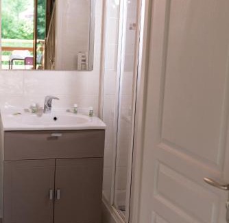 Cessenaz Hotel | Discover L'Aurore du Lac: Pet-Friendly Oceanfront Retreat