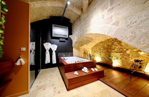 Quartier Vieux Marche-Cathedrale Apartment | Indulgent Retreat at L'Autel: Spa & Sauna in City Center