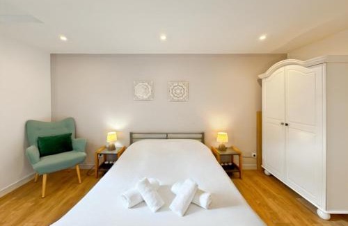 Liffre Apartment | L'Azur - Piscine Privée & Chauffée - Parking Privé