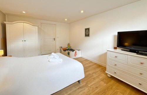 Liffre Apartment | L'Azur - Piscine Privée & Chauffée - Parking Privé