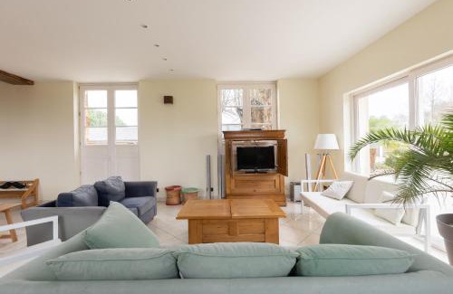Teille Villa | Pet-Friendly Villa with Heated Pool in Le Mans